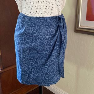 Lightweight wrap skirt.Petite